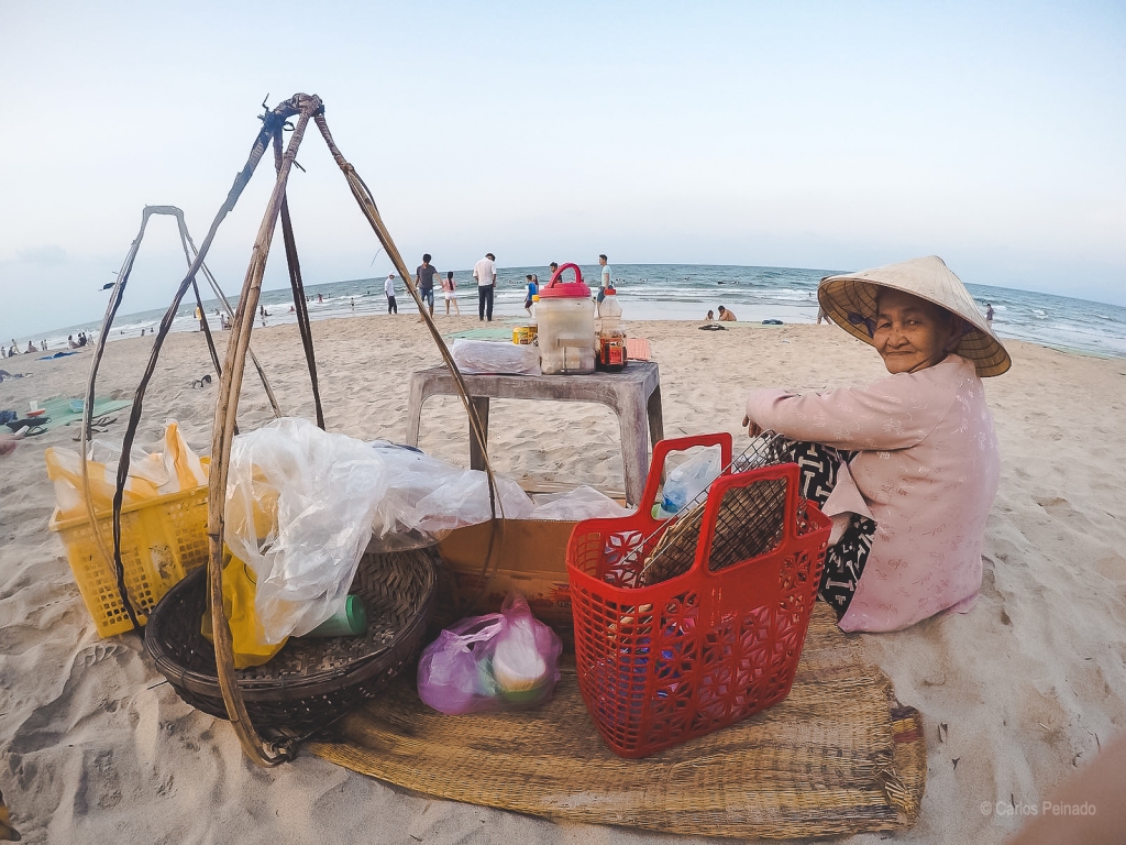 Puestos de comida típicos en las playas vietnamitas